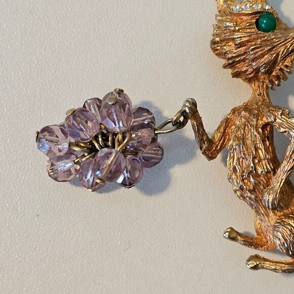 Vintage Hobco Gold Fox Brooch holding Beaded Grapes with Rhinestone Details - Picture 3 of 7